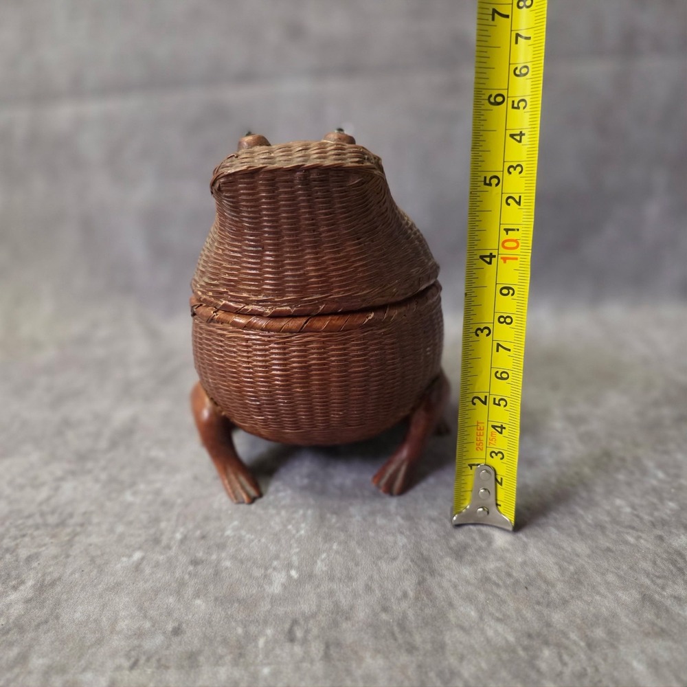 Vintage Frog Basket Wicker Rattan Lidded Storage Plastic Eyes - Picture 8 of 8